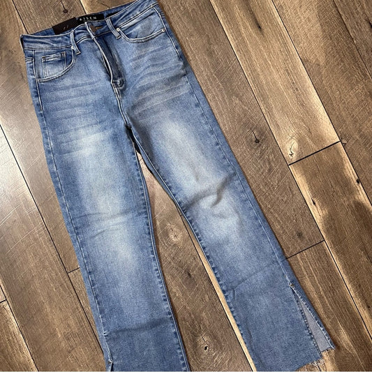 Risen Straight Fit Jeans