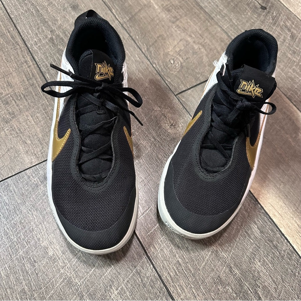 Nike Team Hustle D 10 Basketball Shoes