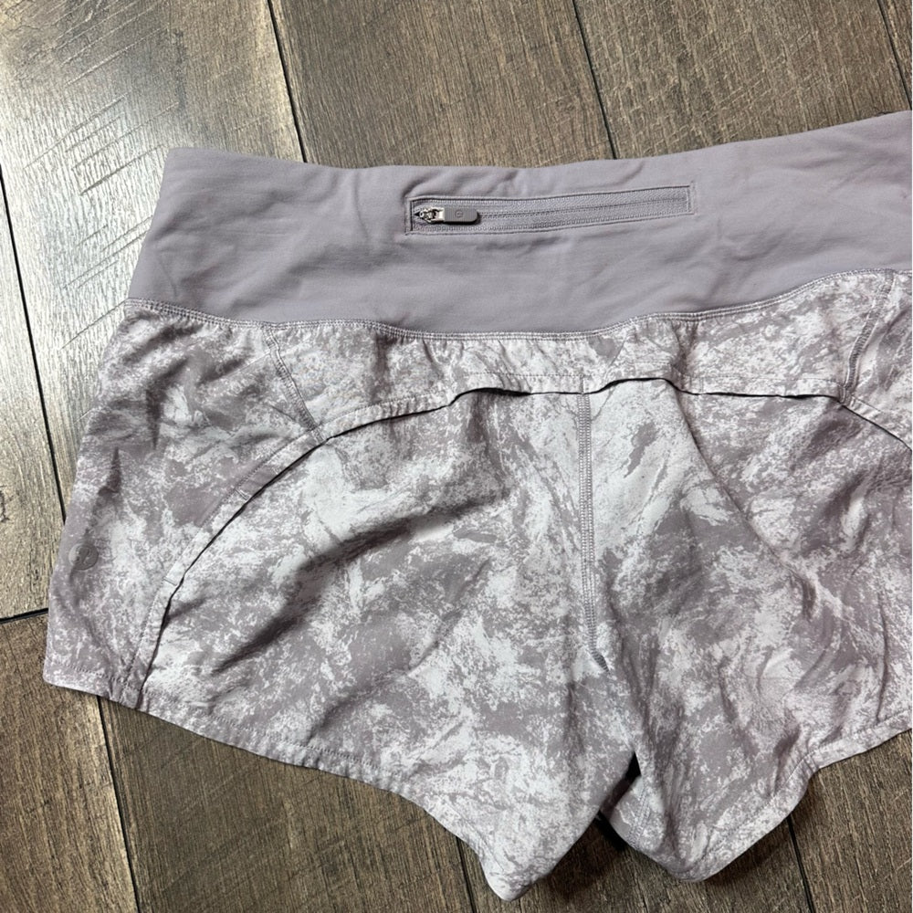 Lululemon Run Times Short II *4"
Washed Marble Alpine White/Silverscreen