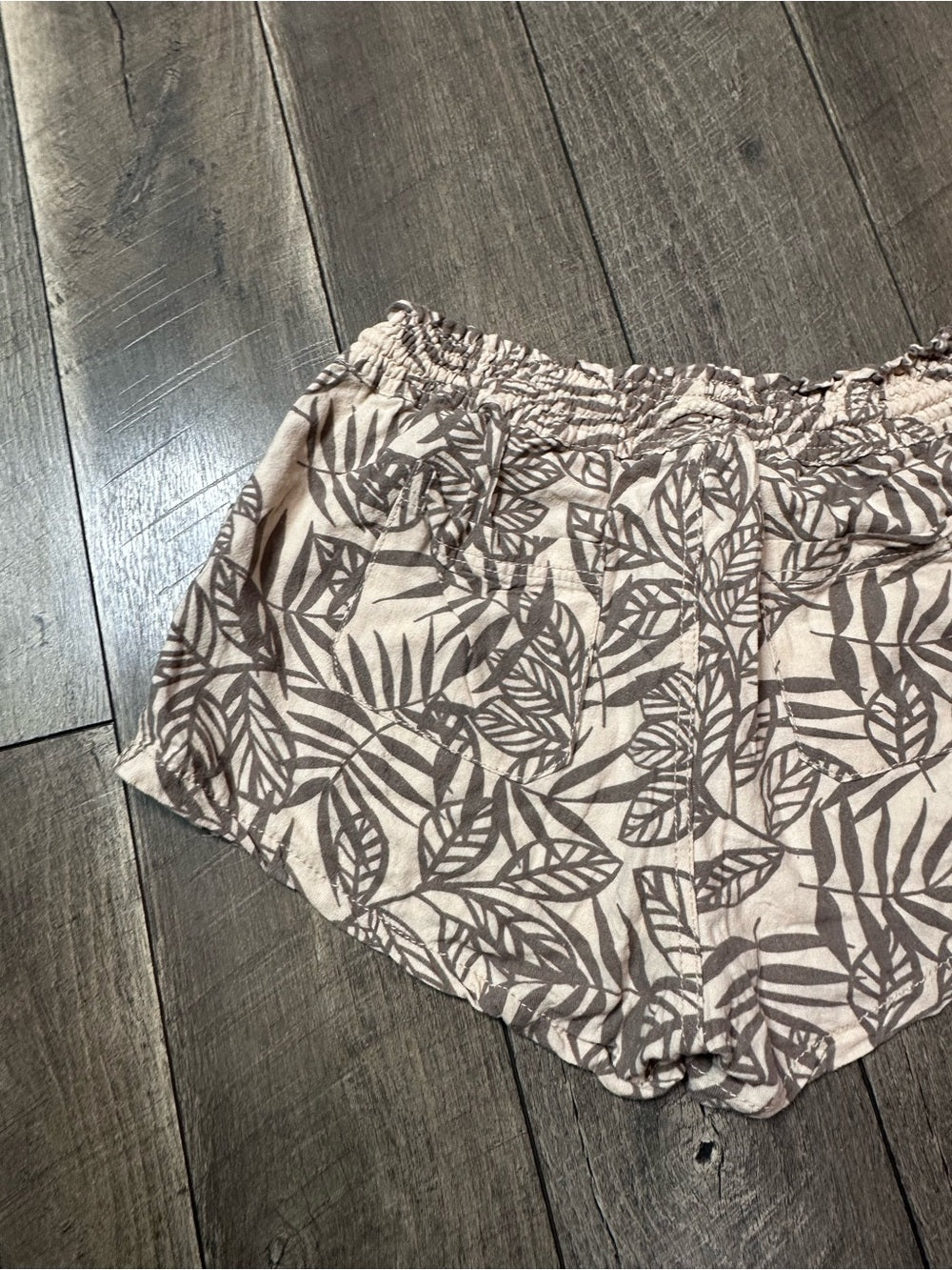 April Kiss Palm Leaves Shorts