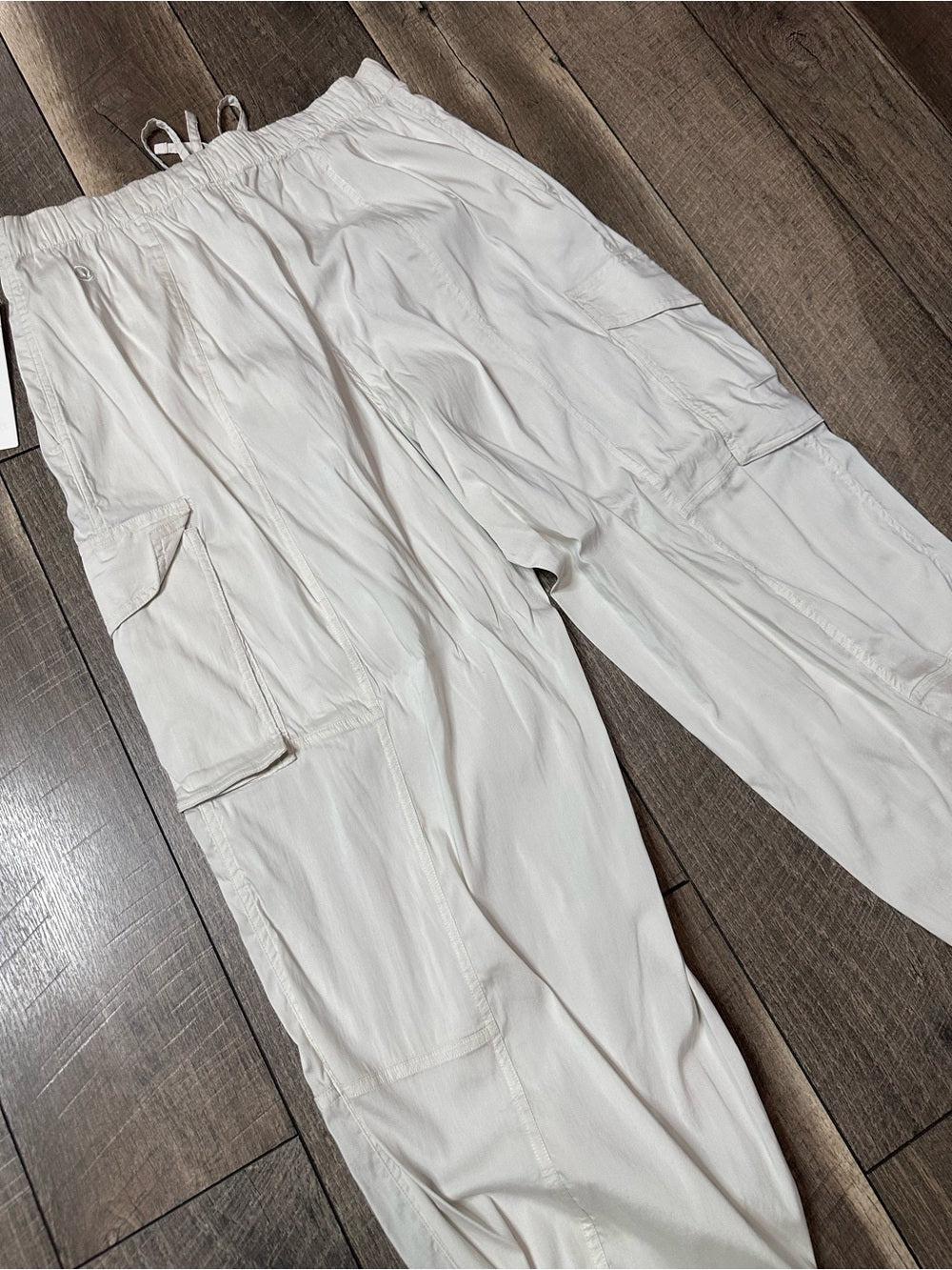 Lululemon Lightweight Adjustable Mid-Rise Cargo Pant
Bone