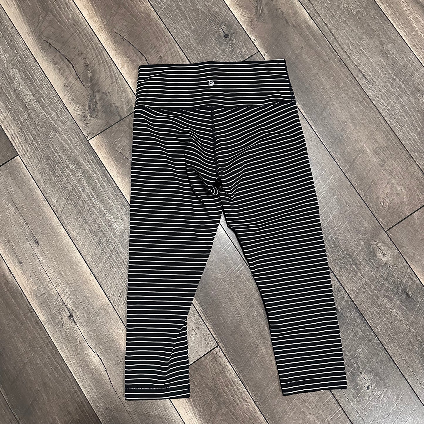Lululemon Wunder Under Crop (High-Rise) *Luxtreme 21"
Parallel Stripe Black White
