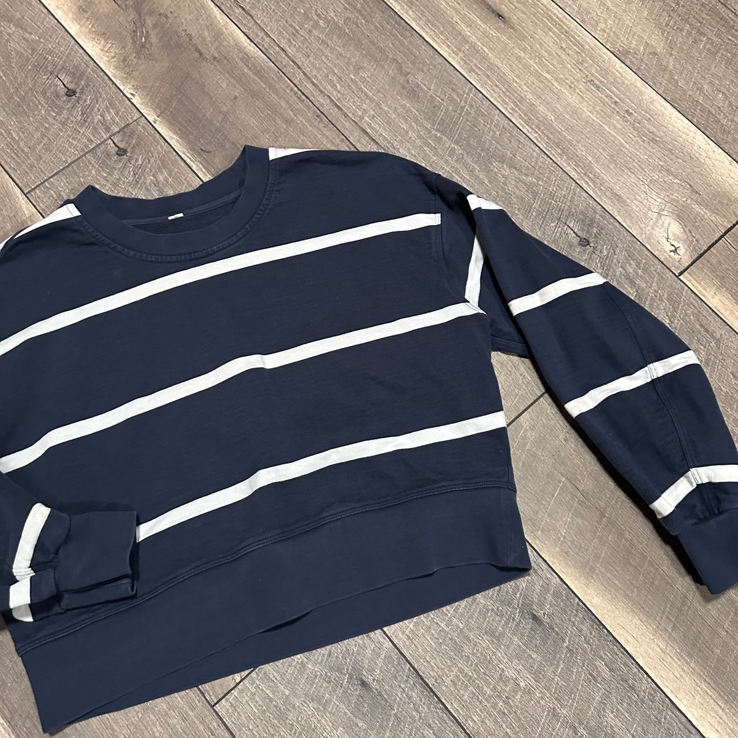 Lululemon Perfectly Oversized Cropped Crew *Stripe
Boundless Stripe True Navy Antique White