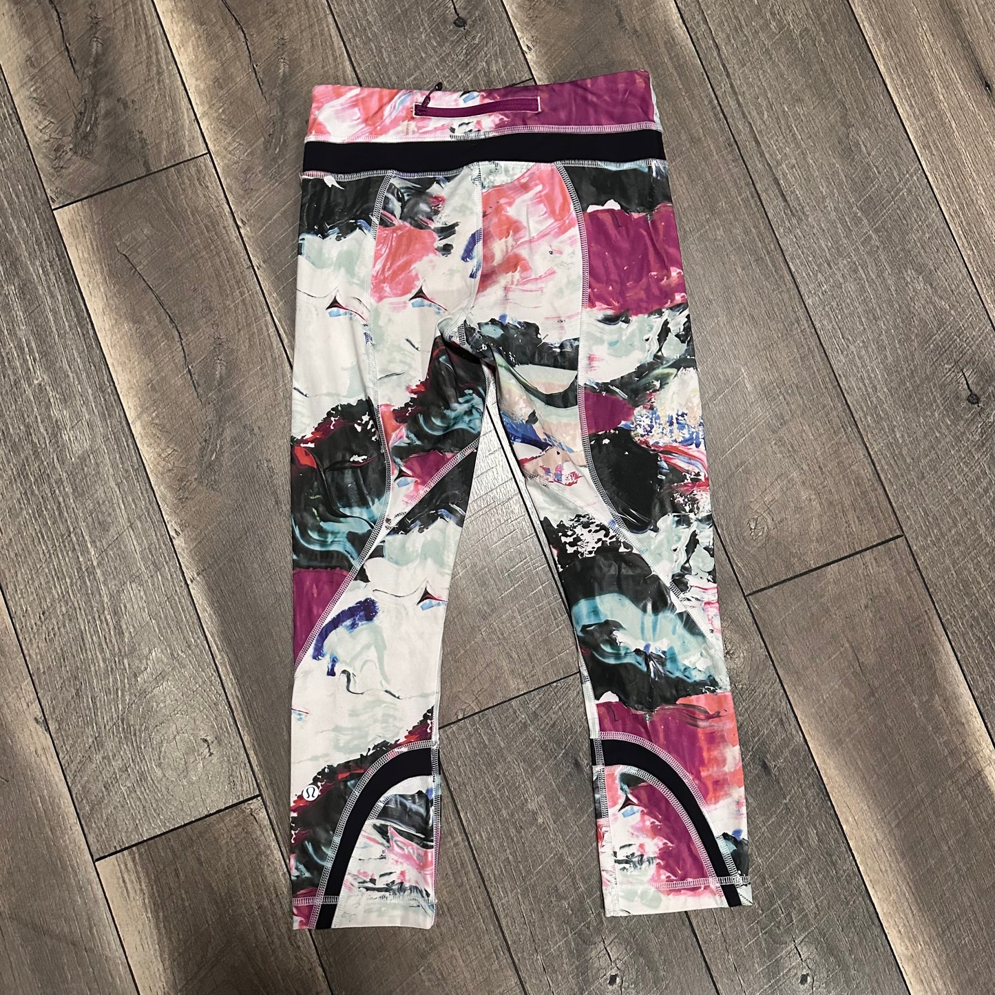 Lululemon Run Inspire Crop II *All Full-On Luxtreme
Pigment Wave Multi / Black