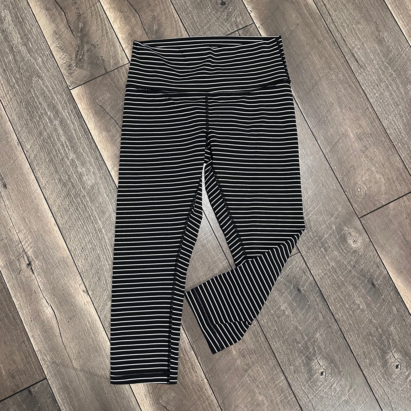 Lululemon Wunder Under Crop (High-Rise) *Luxtreme 21"
Parallel Stripe Black White