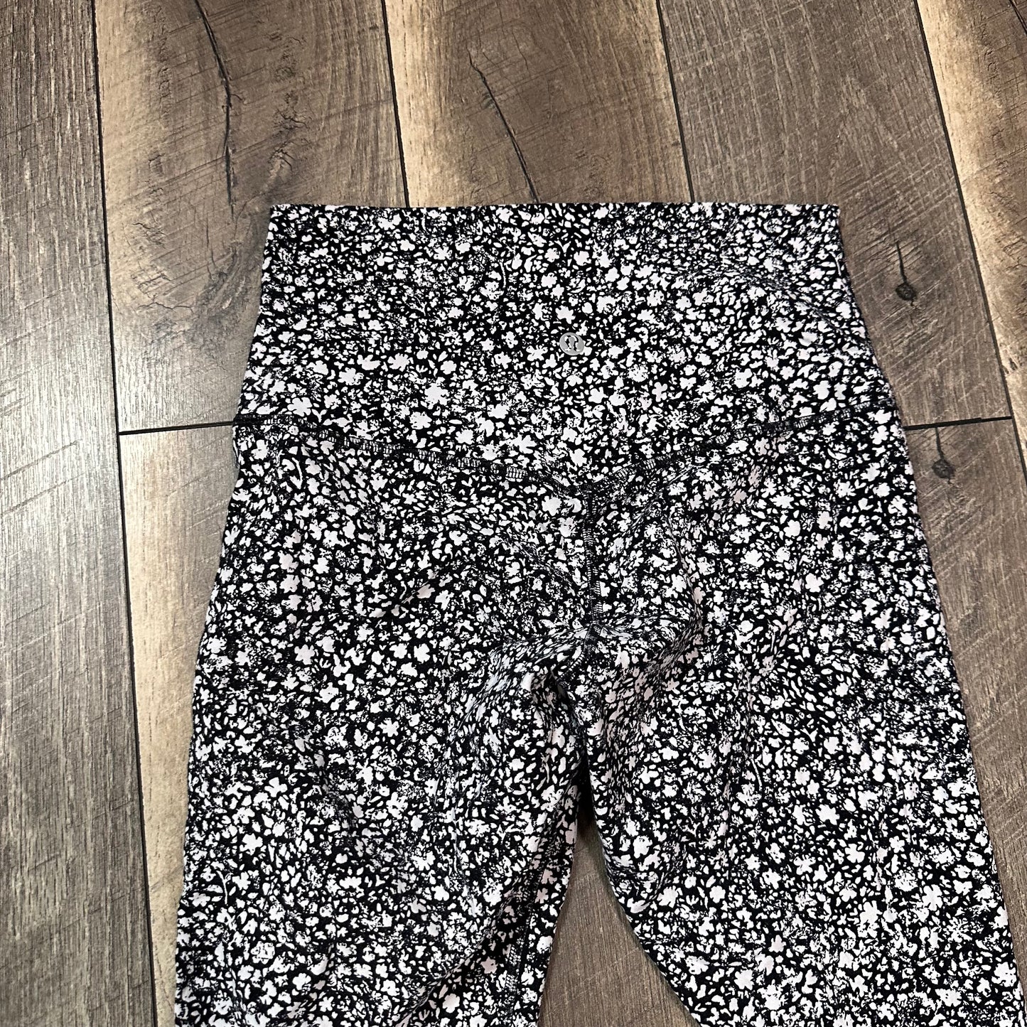 Lululemon Align High-Rise Pant 25"
Venture Floral Alpine White Black