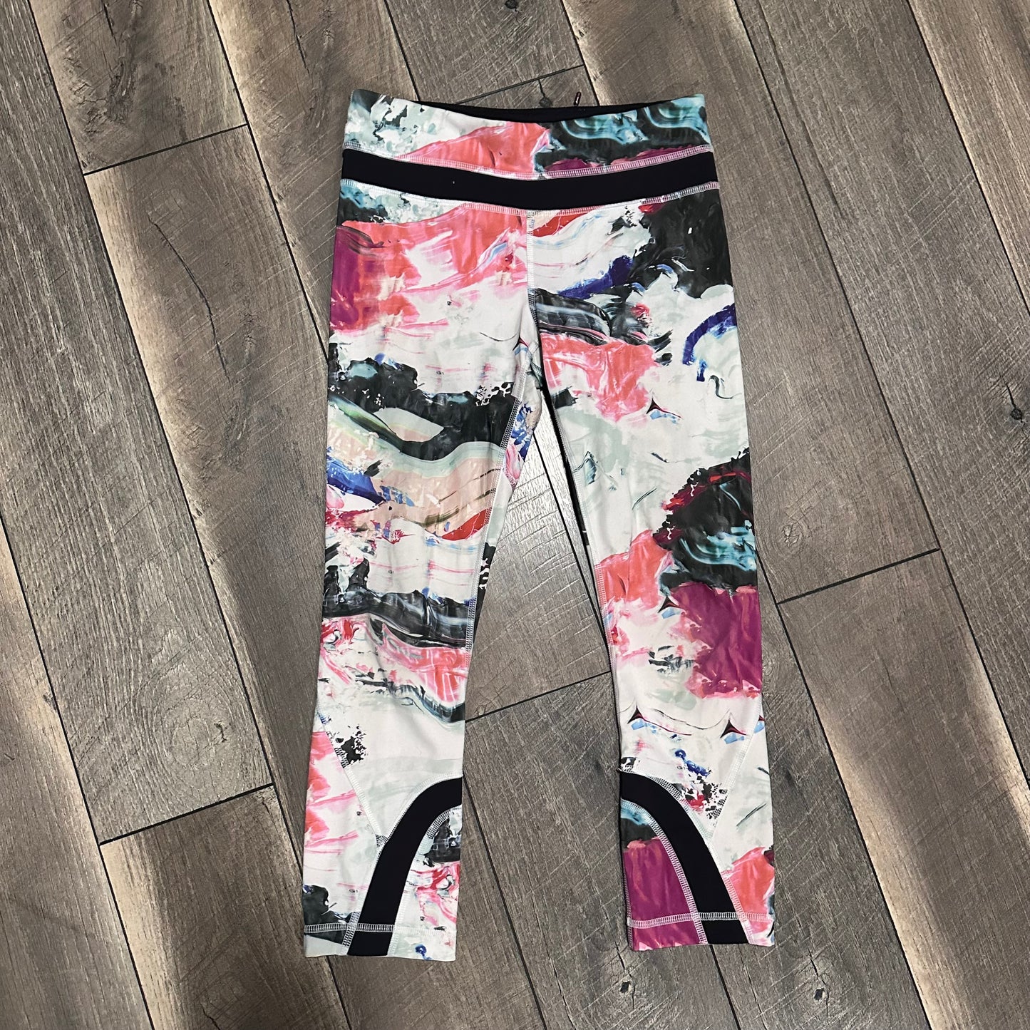 Lululemon Run Inspire Crop II *All Full-On Luxtreme
Pigment Wave Multi / Black