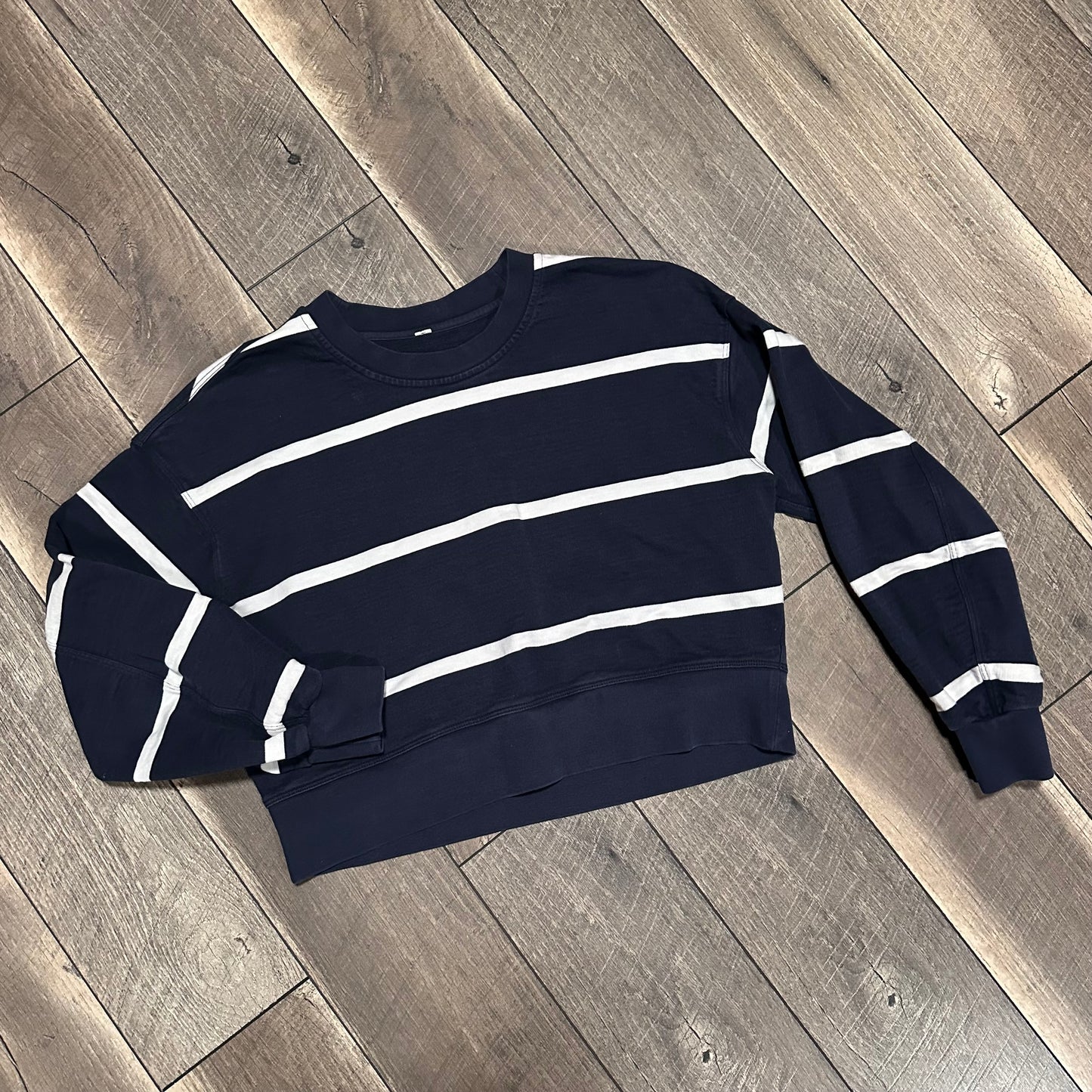 Lululemon Perfectly Oversized Cropped Crew *Stripe
Boundless Stripe True Navy Antique White