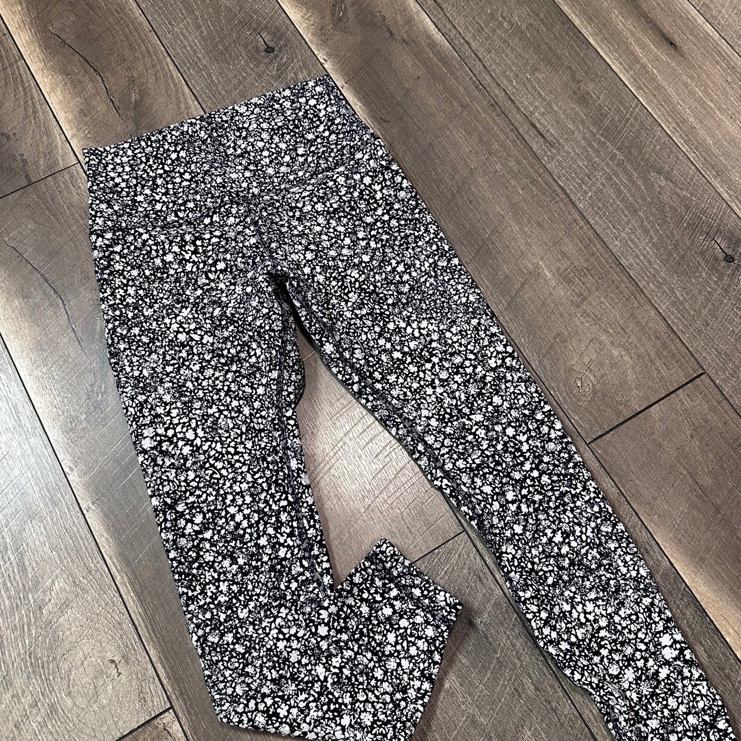 Lululemon Align High-Rise Pant 25"
Venture Floral Alpine White Black
