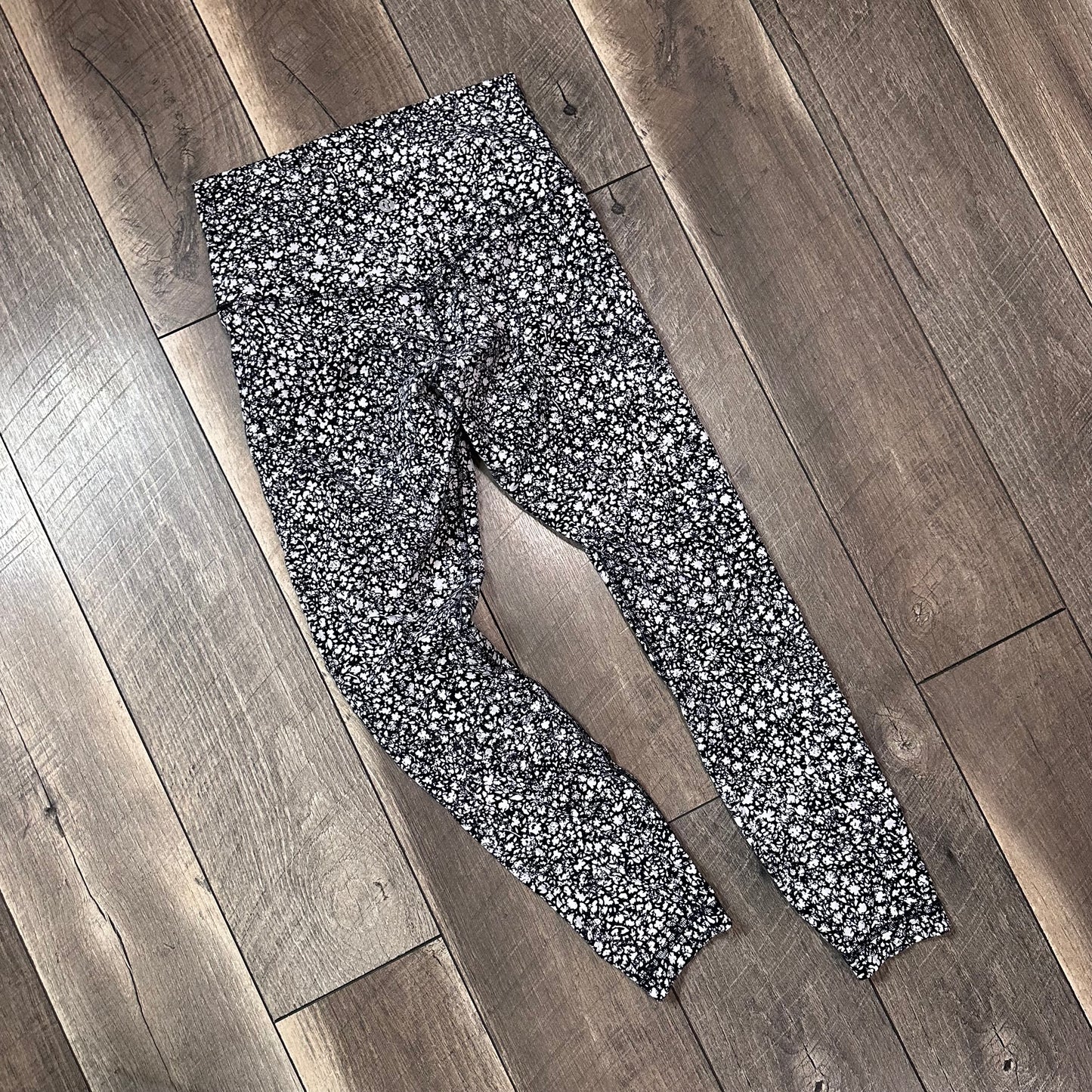Lululemon Align High-Rise Pant 25"
Venture Floral Alpine White Black