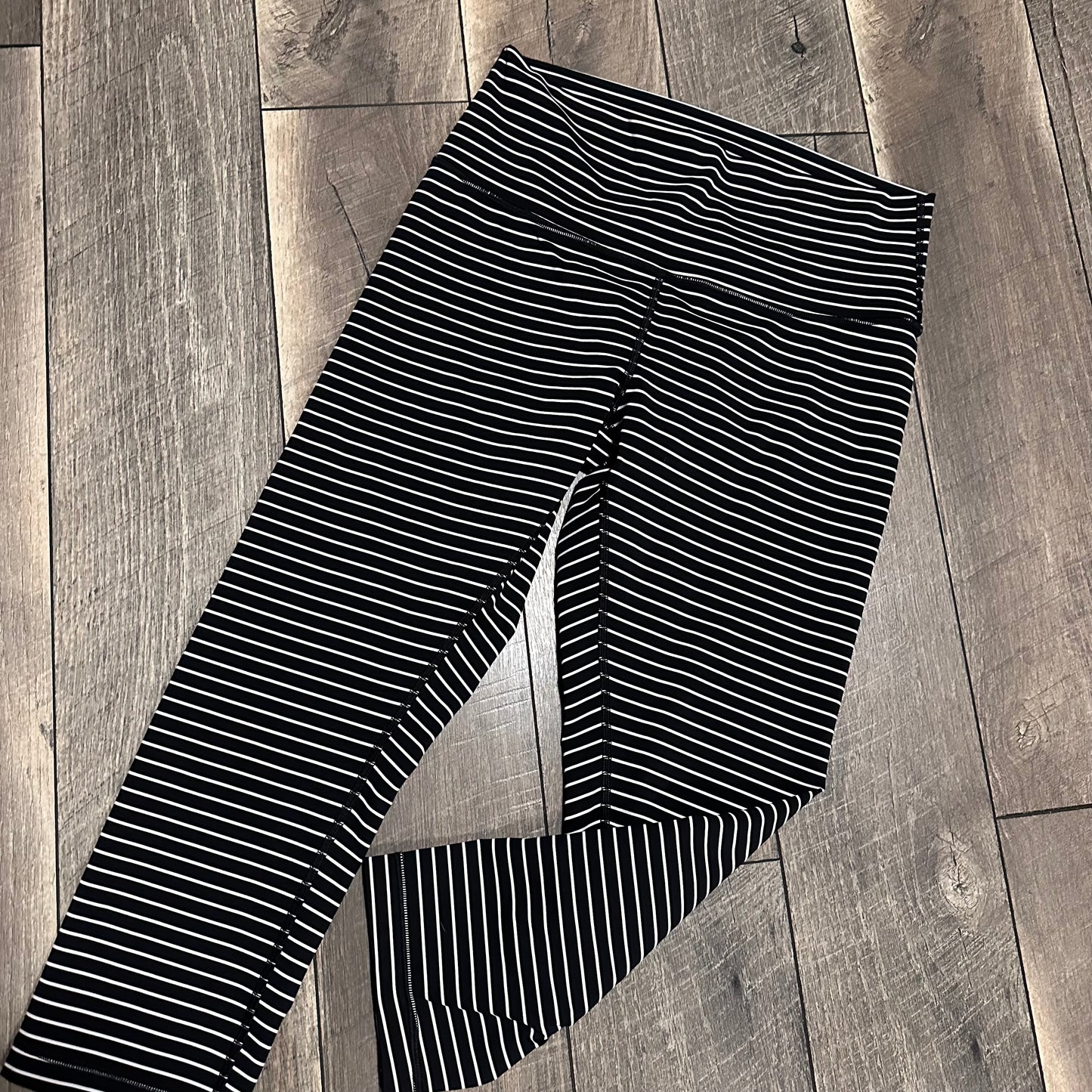 Lululemon Wunder Under Crop (High-Rise) *Luxtreme 21"
Parallel Stripe Black White