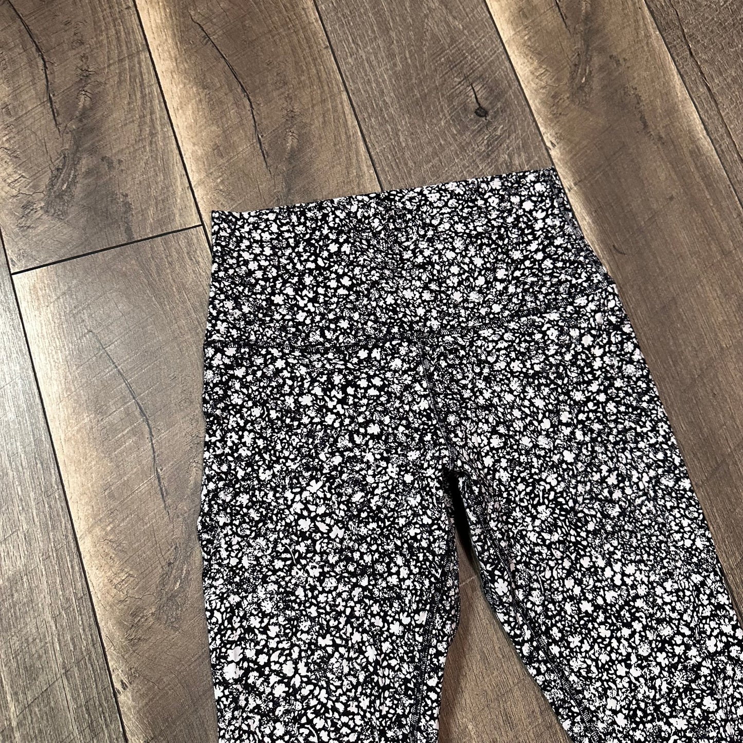 Lululemon Align High-Rise Pant 25"
Venture Floral Alpine White Black