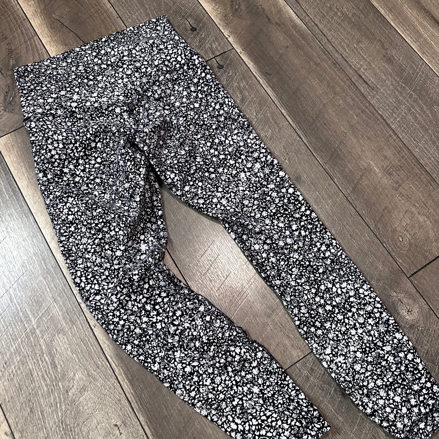 Lululemon Align High-Rise Pant 25"
Venture Floral Alpine White Black