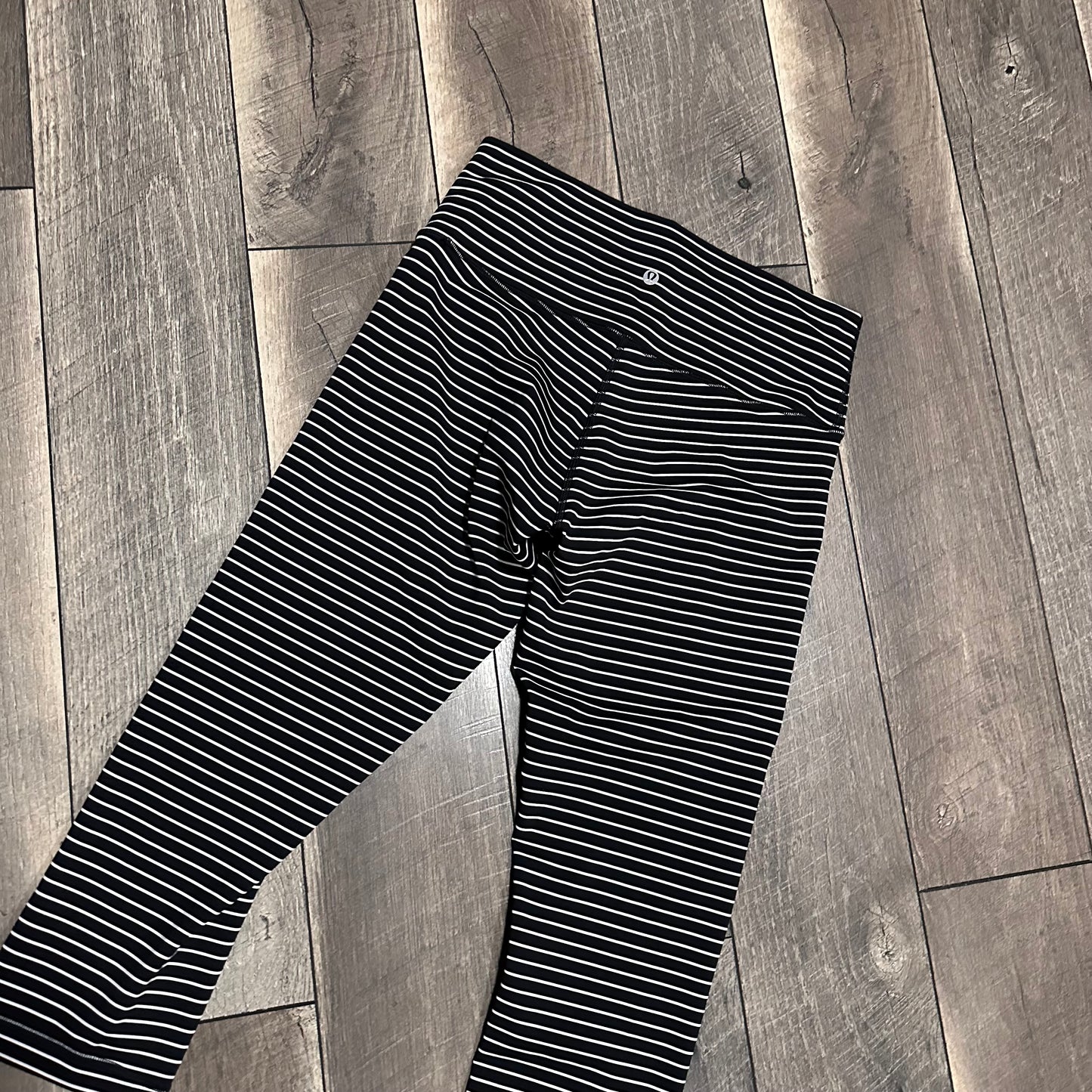 Lululemon Wunder Under Crop (High-Rise) *Luxtreme 21"
Parallel Stripe Black White