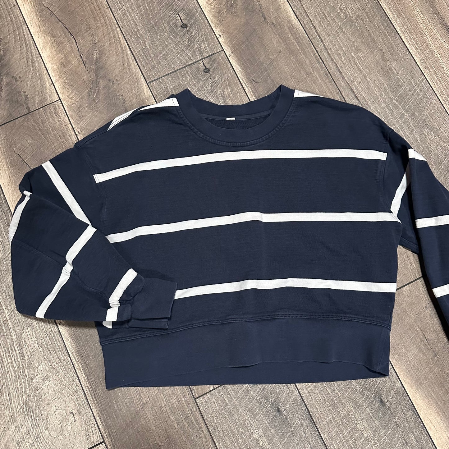 Lululemon Perfectly Oversized Cropped Crew *Stripe
Boundless Stripe True Navy Antique White