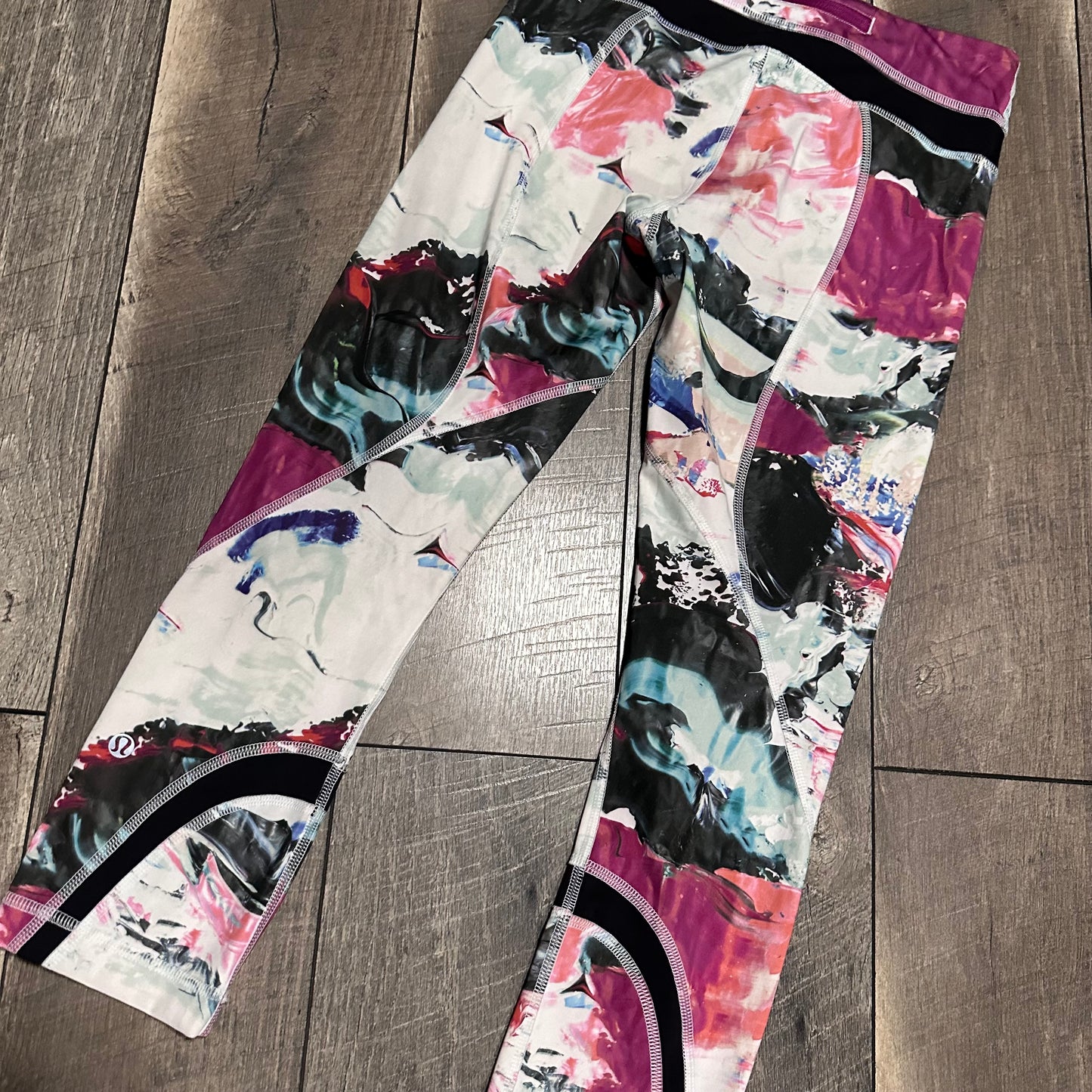 Lululemon Run Inspire Crop II *All Full-On Luxtreme
Pigment Wave Multi / Black