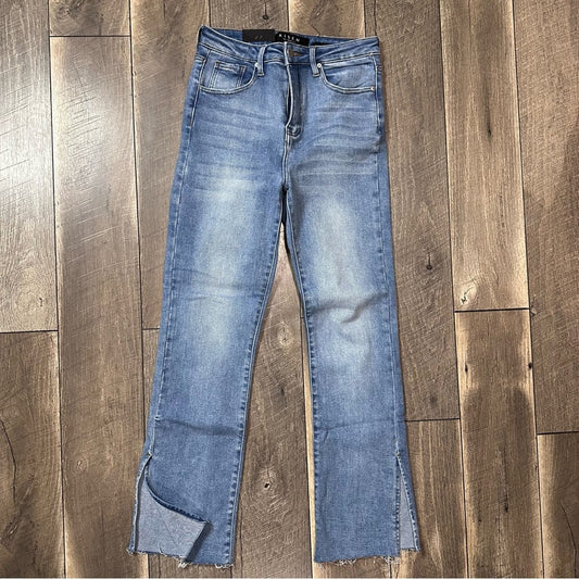 Risen Straight Fit Jeans