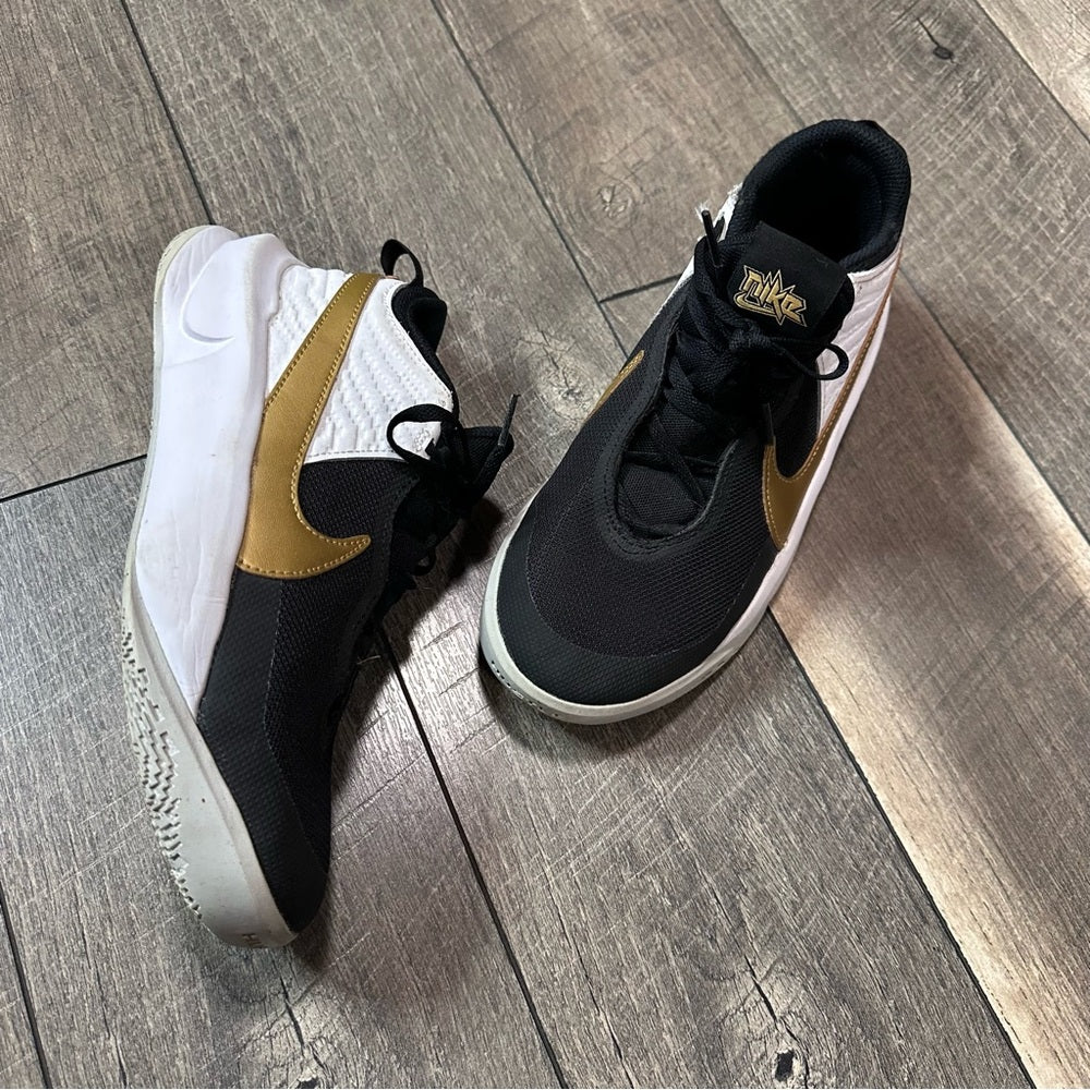 Nike Team Hustle D 10 Basketball Shoes