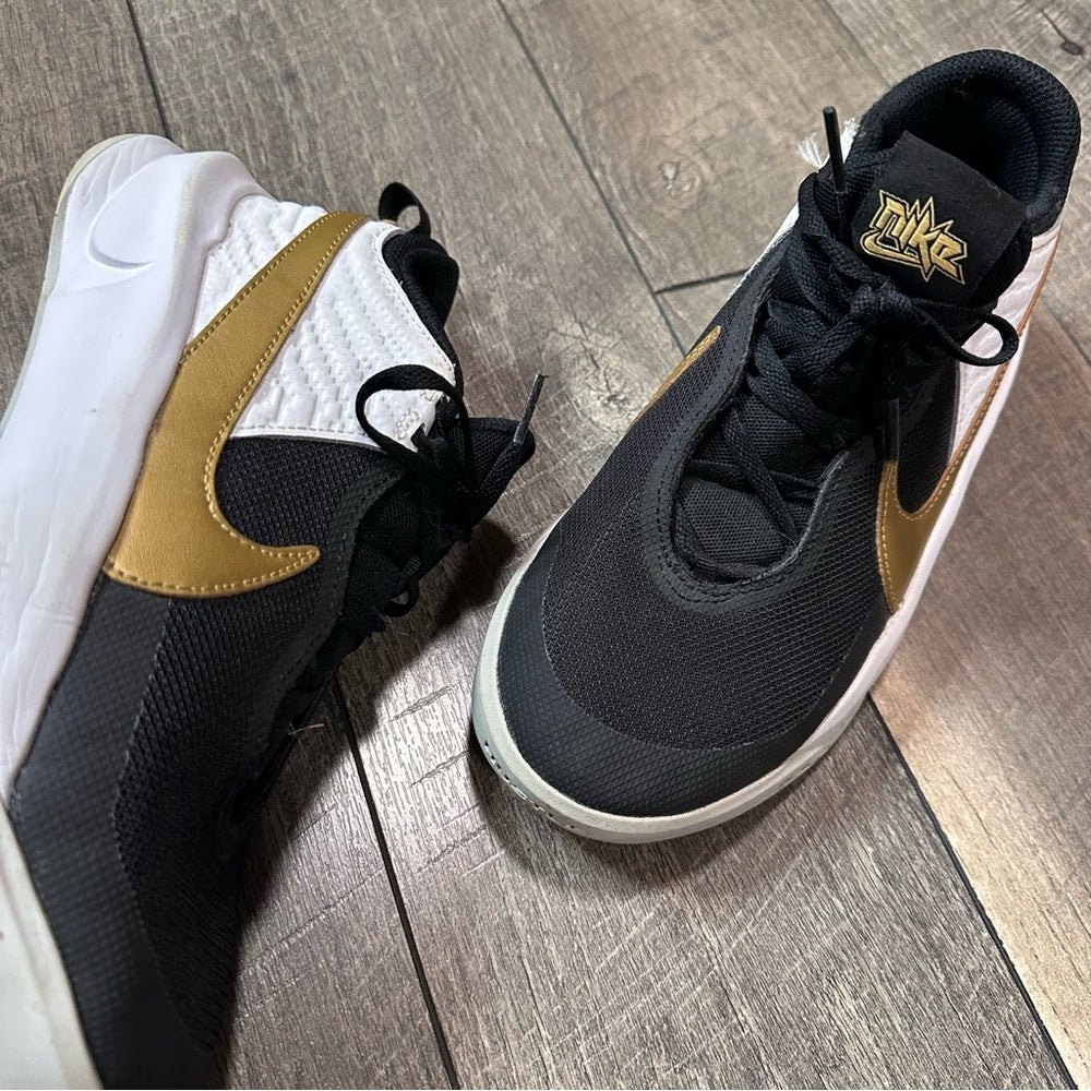 Nike Team Hustle D 10 Basketball Shoes