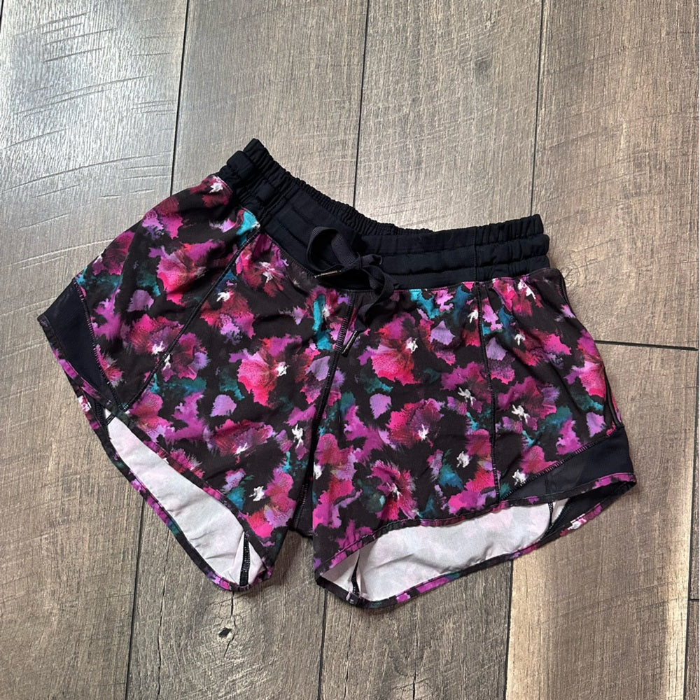 Lululemon Hotty Hot Shorts
Mini Midnight Bloom Black Deep Fuschia/Black