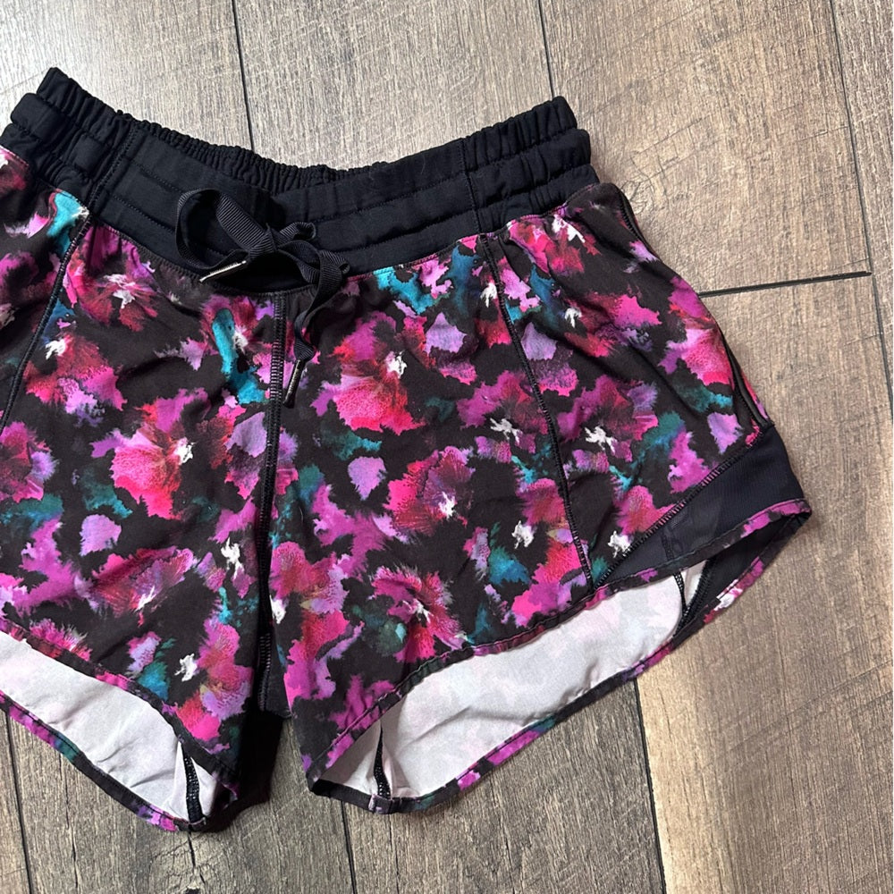 Lululemon Hotty Hot Shorts
Mini Midnight Bloom Black Deep Fuschia/Black