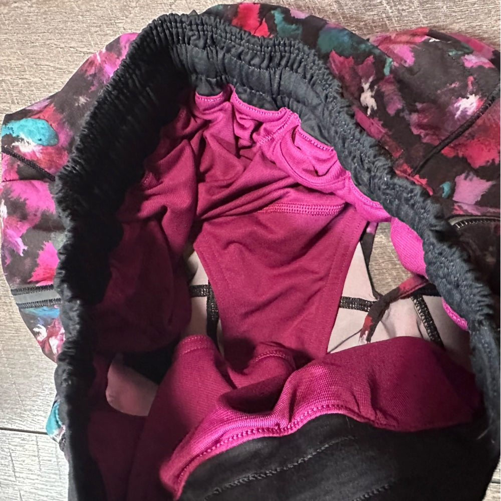 Lululemon Hotty Hot Shorts
Mini Midnight Bloom Black Deep Fuschia/Black