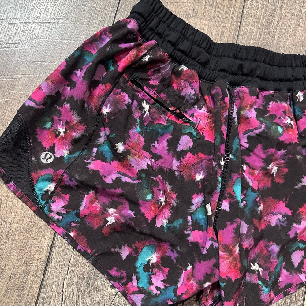 Lululemon Hotty Hot Shorts
Mini Midnight Bloom Black Deep Fuschia/Black