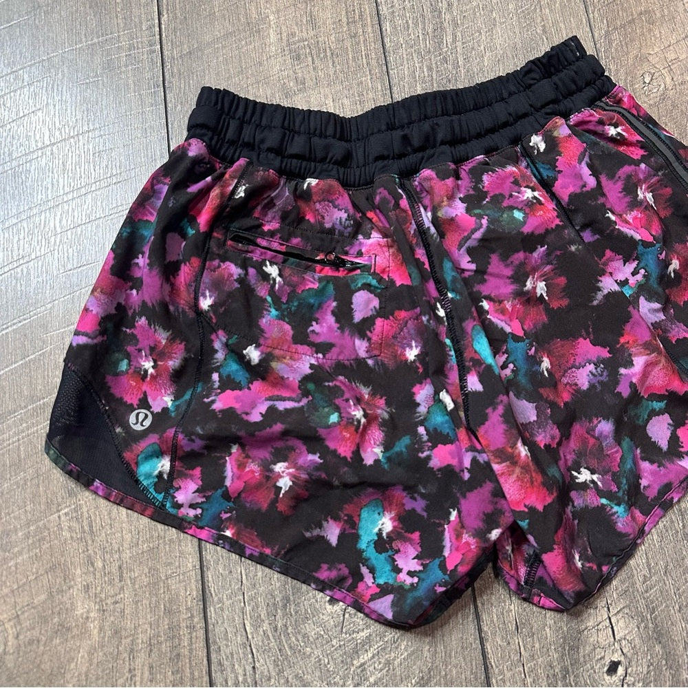 Lululemon Hotty Hot Shorts
Mini Midnight Bloom Black Deep Fuschia/Black