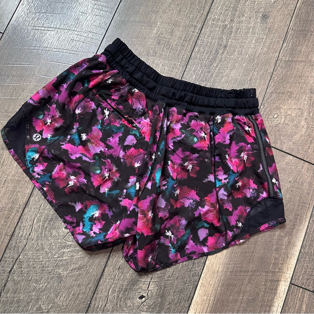 Lululemon Hotty Hot Shorts
Mini Midnight Bloom Black Deep Fuschia/Black