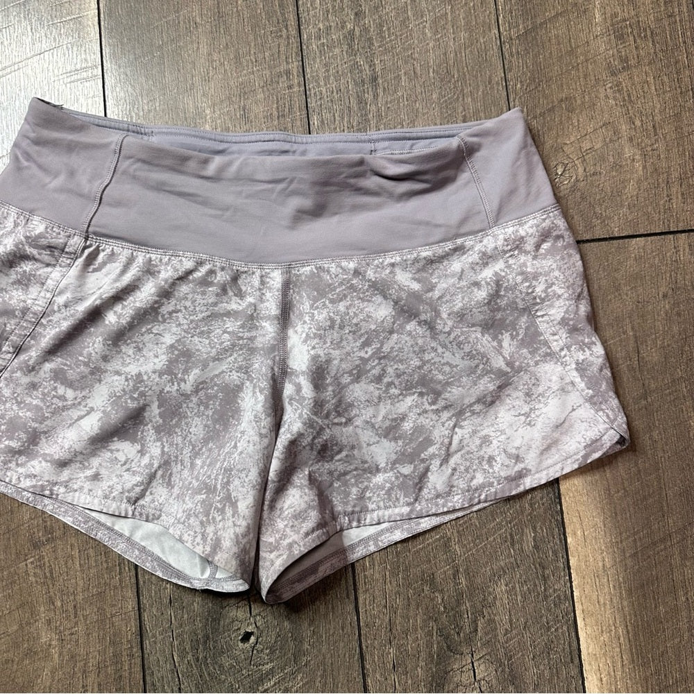 Lululemon Run Times Short II *4"
Washed Marble Alpine White/Silverscreen
