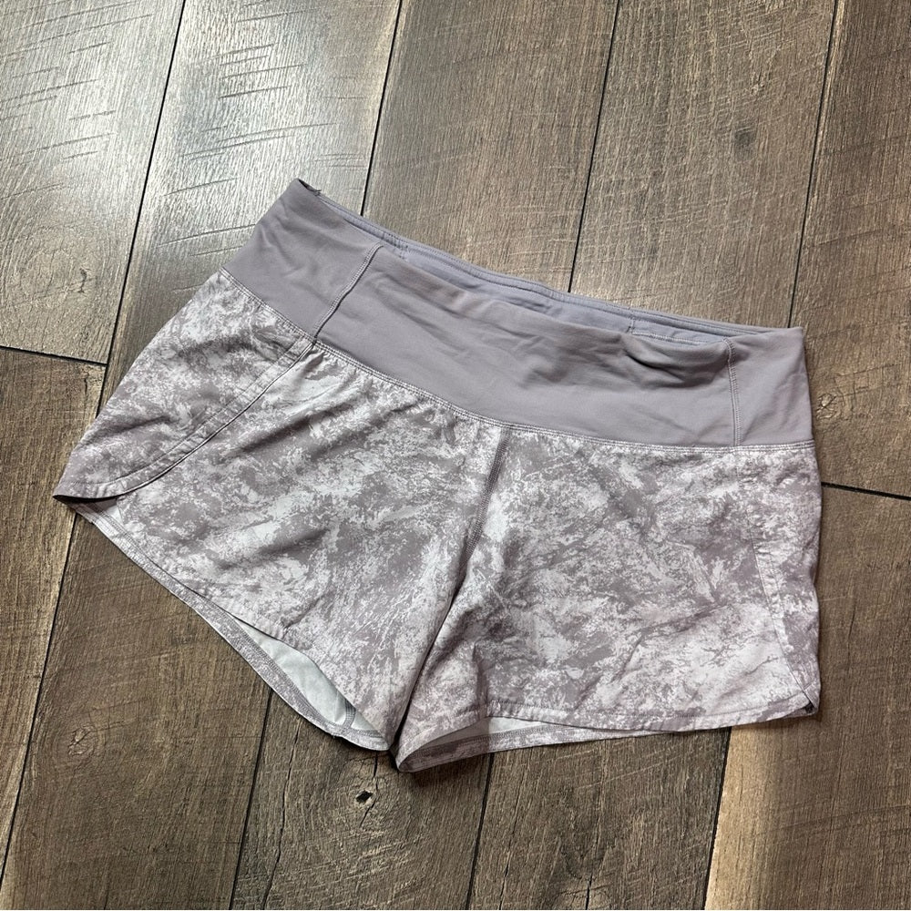 Lululemon Run Times Short II *4"
Washed Marble Alpine White/Silverscreen