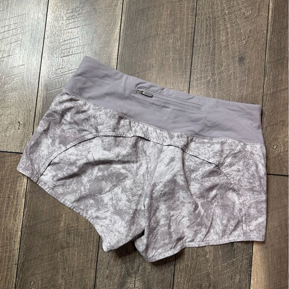 Lululemon Run Times Short II *4"
Washed Marble Alpine White/Silverscreen