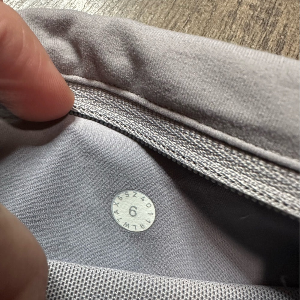 Lululemon Run Times Short II *4"
Washed Marble Alpine White/Silverscreen