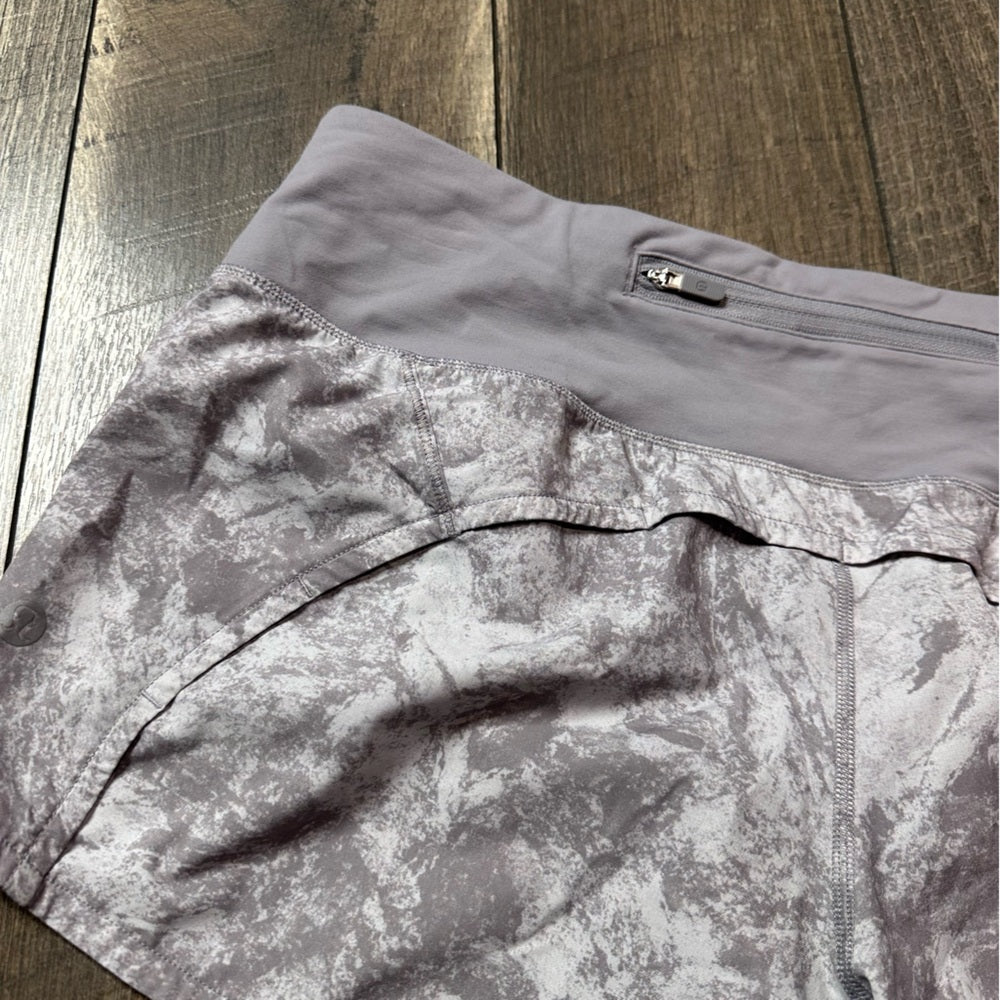 Lululemon Run Times Short II *4"
Washed Marble Alpine White/Silverscreen
