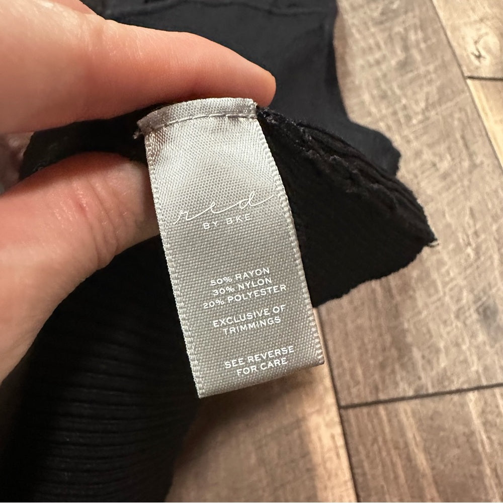 Red by BKE Black Ribbed Short Sleeve Top