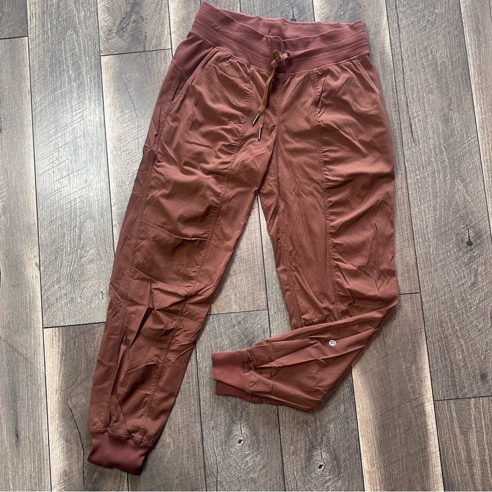 Lululemon Dance Studio Mid-Rise Jogger
Roasted Brown