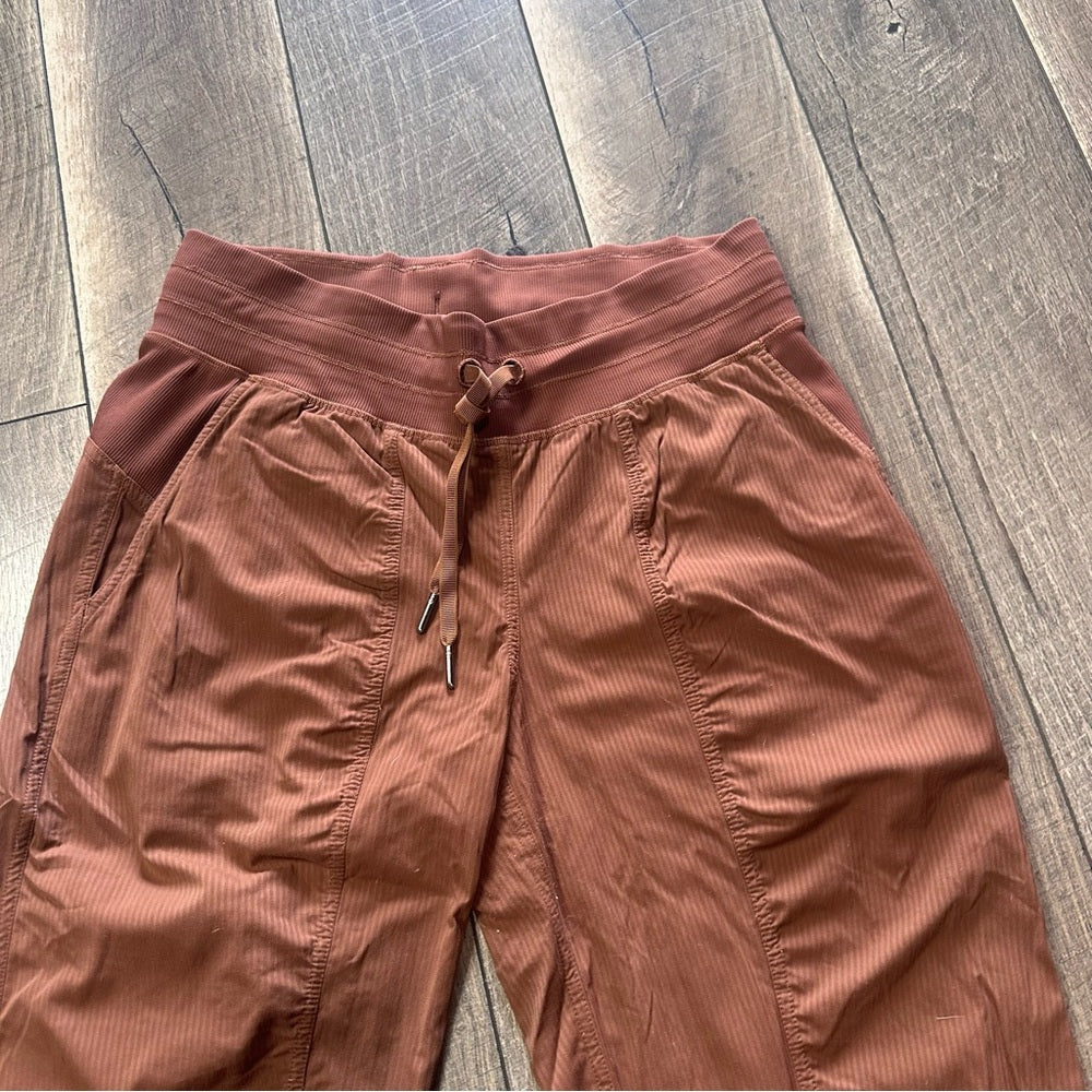 Lululemon Dance Studio Mid-Rise Jogger
Roasted Brown