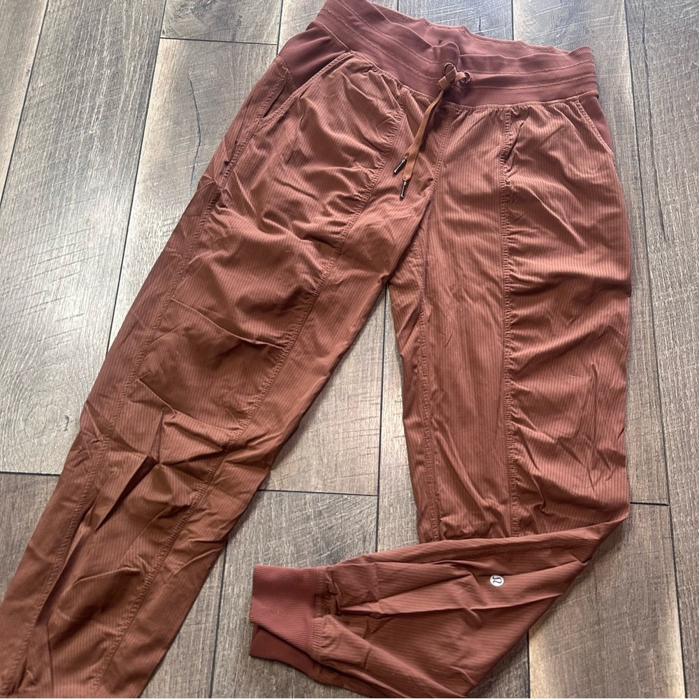 Lululemon Dance Studio Mid-Rise Jogger
Roasted Brown