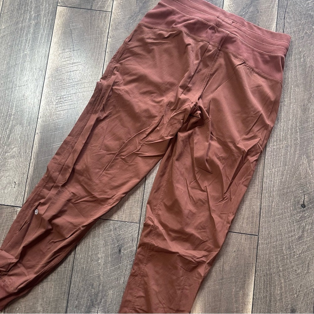 Lululemon Dance Studio Mid-Rise Jogger
Roasted Brown