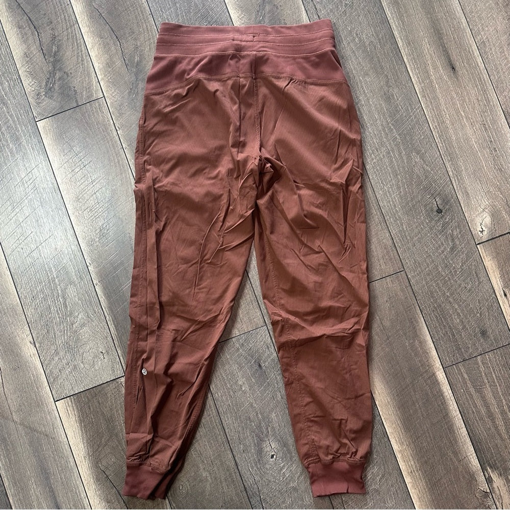 Lululemon Dance Studio Mid-Rise Jogger
Roasted Brown