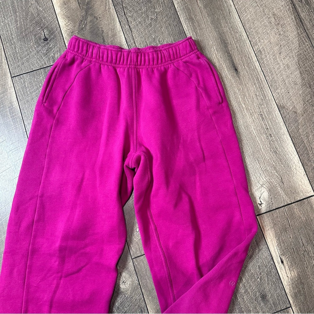 Lululemon Scuba Mid-Rise Oversized Jogger 
Ripened Raspberry
