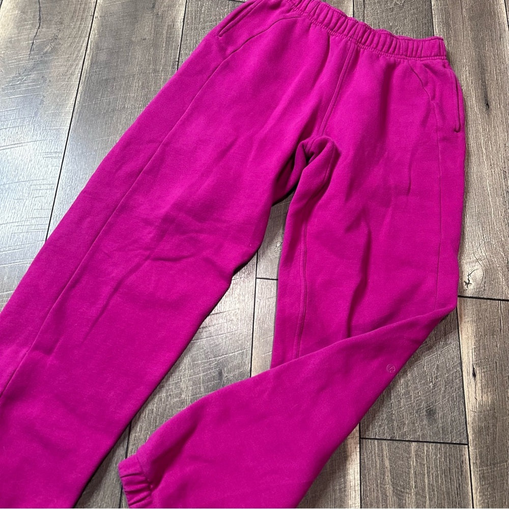 Lululemon Scuba Mid-Rise Oversized Jogger 
Ripened Raspberry