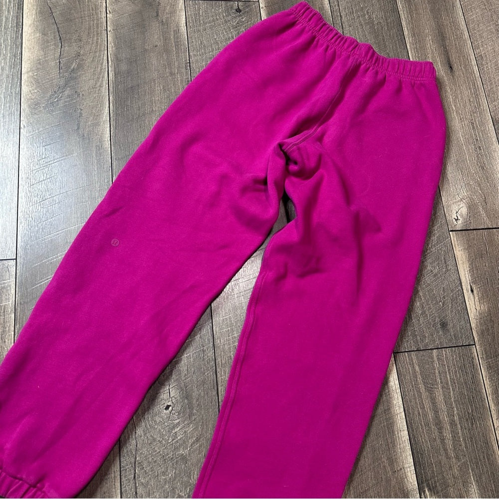 Lululemon Scuba Mid-Rise Oversized Jogger 
Ripened Raspberry