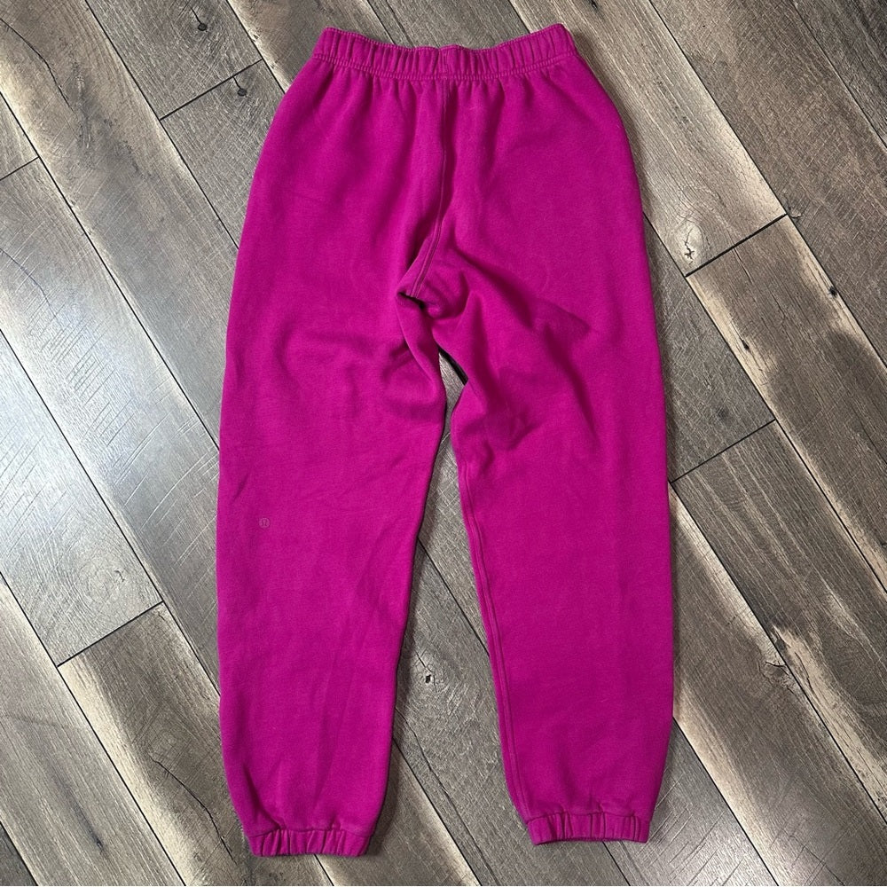 Lululemon Scuba Mid-Rise Oversized Jogger 
Ripened Raspberry