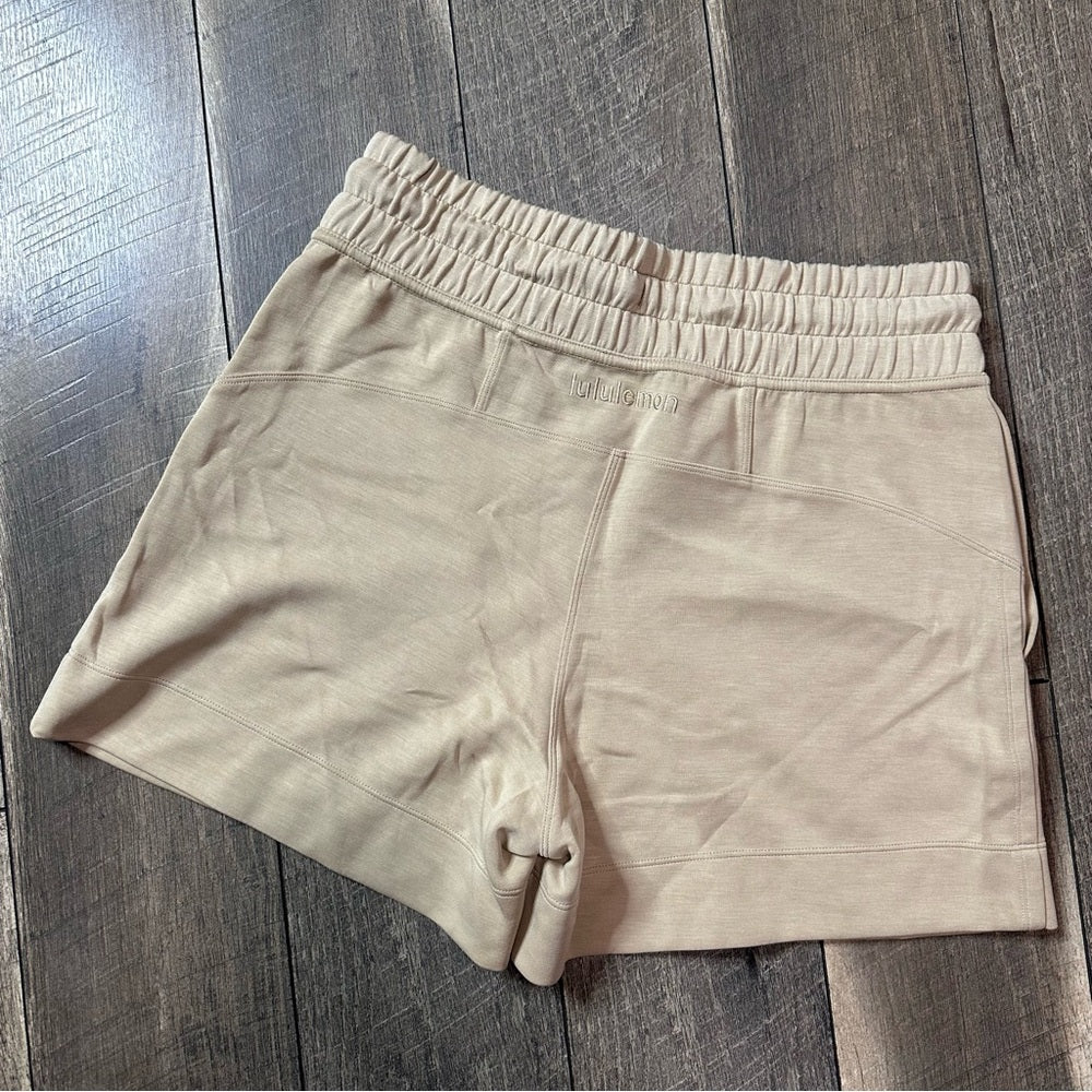 Lululemon Soft Ambitions High Rise Short 4"
Trench