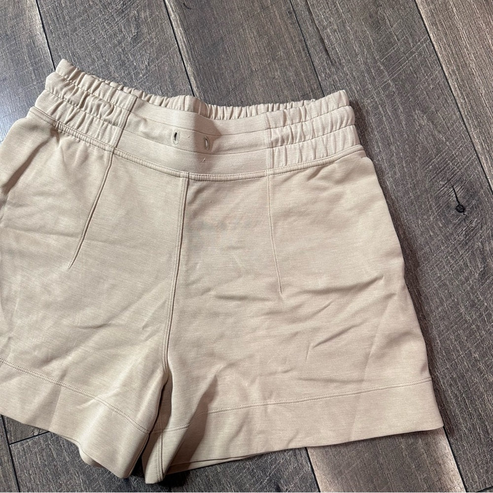 Lululemon Soft Ambitions High Rise Short 4"
Trench