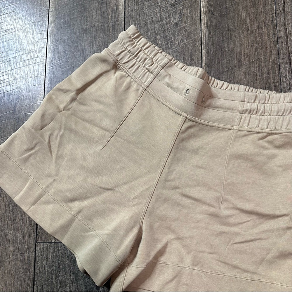 Lululemon Soft Ambitions High Rise Short 4"
Trench