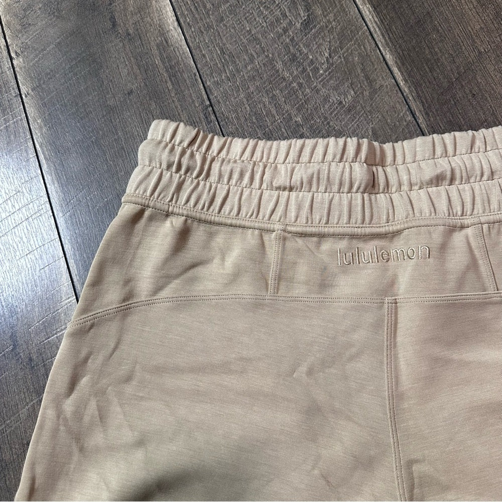 Lululemon Soft Ambitions High Rise Short 4"
Trench