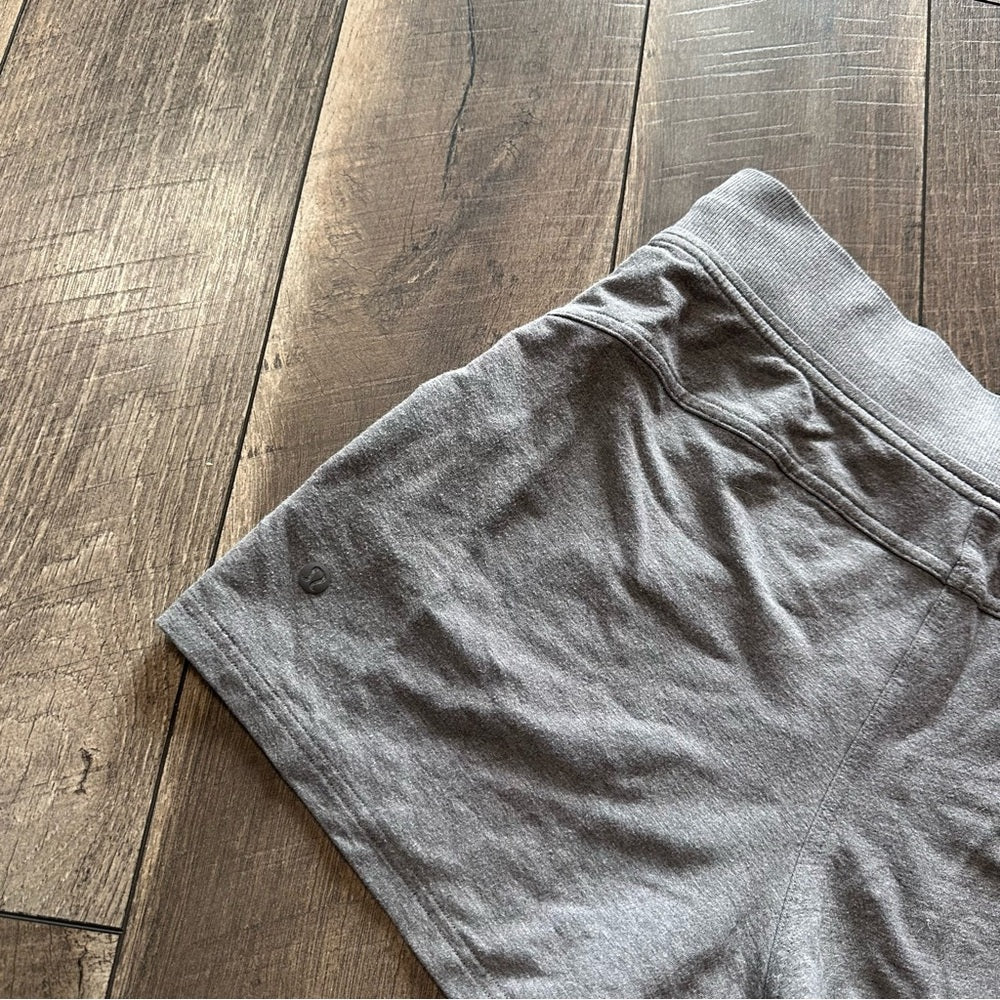 Lululemon Every Moment Short *3.5"
Heathered Mod Medium Grey / Slate