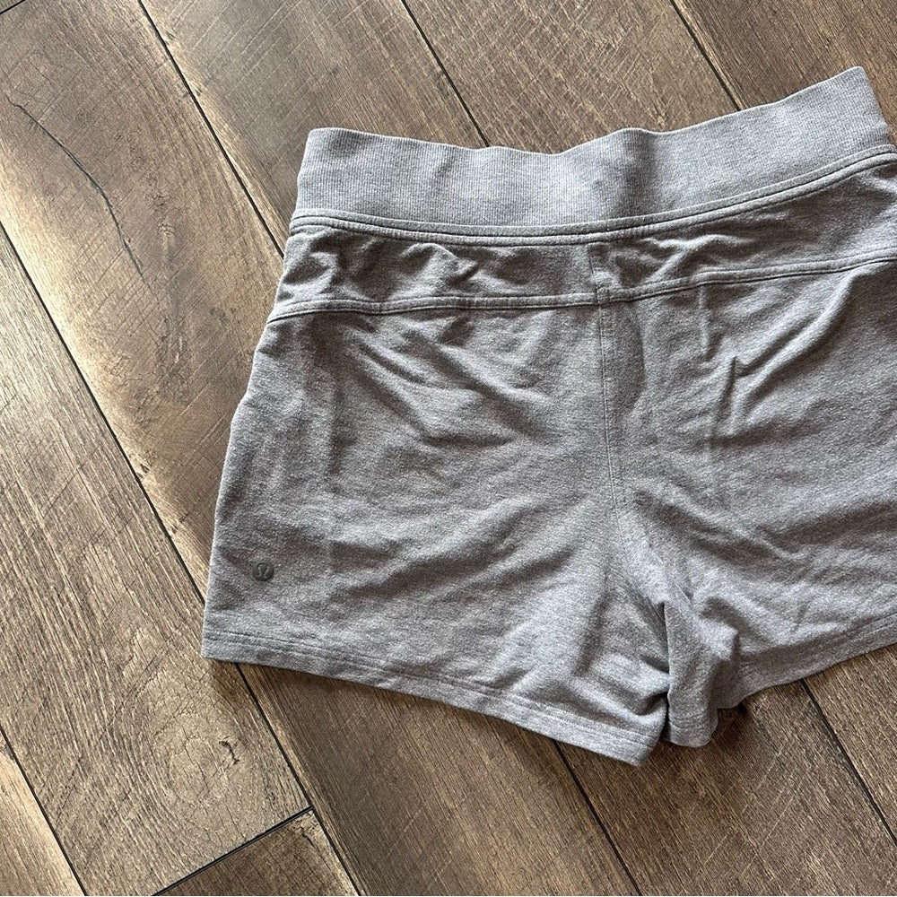 Lululemon Every Moment Short *3.5"
Heathered Mod Medium Grey / Slate